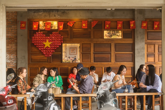 Hà Nội chiều 29 Tết nhẹ tênh, dân tình tranh thủ đi cà phê trong khung cảnh hiếm thấy - Ảnh 10.