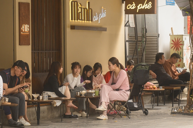 Hà Nội chiều 29 Tết nhẹ tênh, dân tình tranh thủ đi cà phê trong khung cảnh hiếm thấy - Ảnh 15.