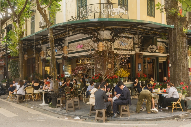 Hà Nội chiều 29 Tết nhẹ tênh, dân tình tranh thủ đi cà phê trong khung cảnh hiếm thấy - Ảnh 13.