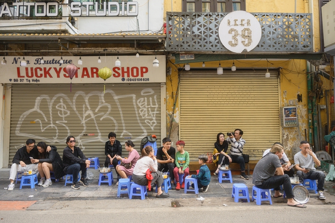 Hà Nội chiều 29 Tết nhẹ tênh, dân tình tranh thủ đi cà phê trong khung cảnh hiếm thấy - Ảnh 11.