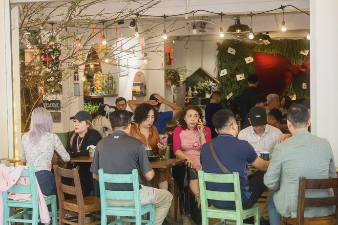 Hà Nội chiều 29 Tết nhẹ tênh, dân tình tranh thủ đi cà phê trong khung cảnh hiếm thấy - Ảnh 12.