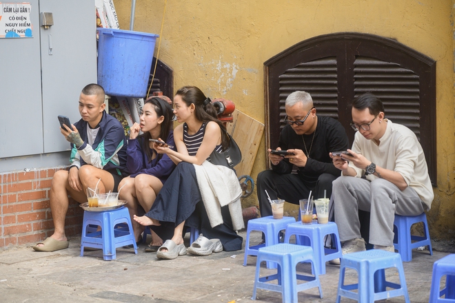 Hà Nội chiều 29 Tết nhẹ tênh, dân tình tranh thủ đi cà phê trong khung cảnh hiếm thấy - Ảnh 14.