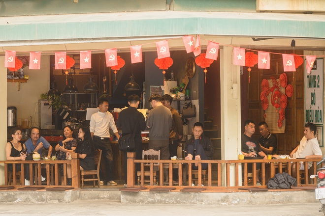 Hà Nội chiều 29 Tết nhẹ tênh, dân tình tranh thủ đi cà phê trong khung cảnh hiếm thấy - Ảnh 2.