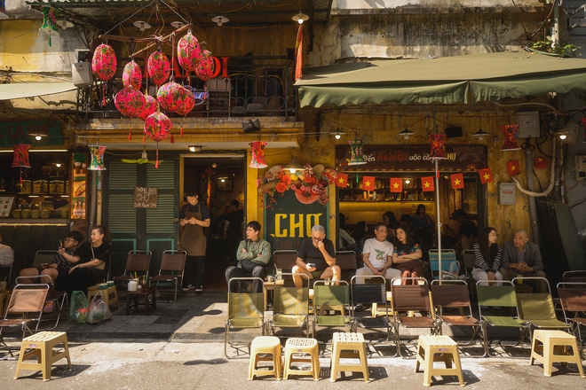 Hà Nội chiều 29 Tết nhẹ tênh, dân tình tranh thủ đi cà phê trong khung cảnh hiếm thấy - Ảnh 3.