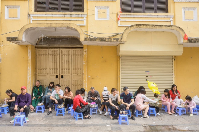 Hà Nội chiều 29 Tết nhẹ tênh, dân tình tranh thủ đi cà phê trong khung cảnh hiếm thấy - Ảnh 4.