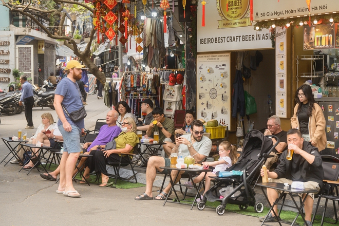 Hà Nội chiều 29 Tết nhẹ tênh, dân tình tranh thủ đi cà phê trong khung cảnh hiếm thấy - Ảnh 5.