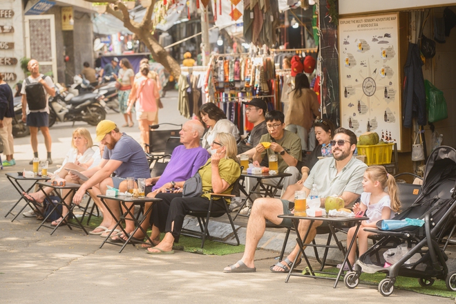 Hà Nội chiều 29 Tết nhẹ tênh, dân tình tranh thủ đi cà phê trong khung cảnh hiếm thấy - Ảnh 6.