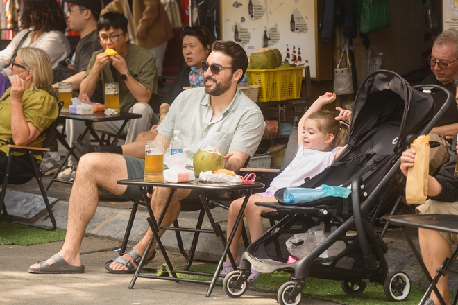 Hà Nội chiều 29 Tết nhẹ tênh, dân tình tranh thủ đi cà phê trong khung cảnh hiếm thấy - Ảnh 7.