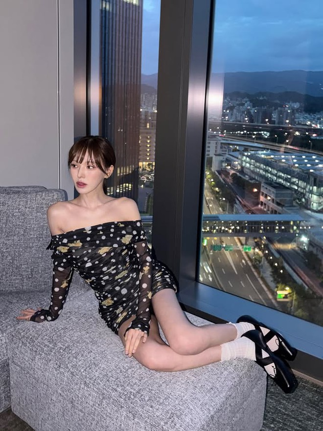 Phát hoảng thân hình "cò hương" của 1 nữ ca sĩ trong dịp đón năm mới- Ảnh 4. Phát hoảng thân hình "cò hương" của 1 nữ ca sĩ trong dịp đón năm mới- Ảnh 4.