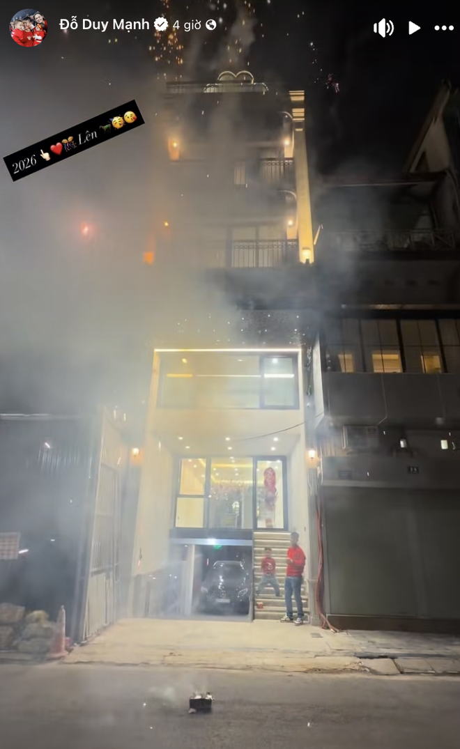 Đây rồi, cơ ngơi 5 tầng giữa phố cổ "sang - xịn" của vợ chồng Duy Mạnh lộ diện ngày đầu năm mới - Ảnh 2.