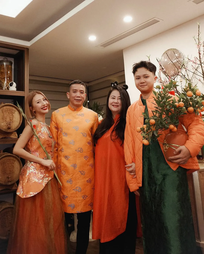 Gia đình mốt nhất Mùng 1 còn ai ngoài Quỳnh Anh Shyn: Gần 10 năm khiến dân mạng phát cuồng mỗi Tết- Ảnh 7.