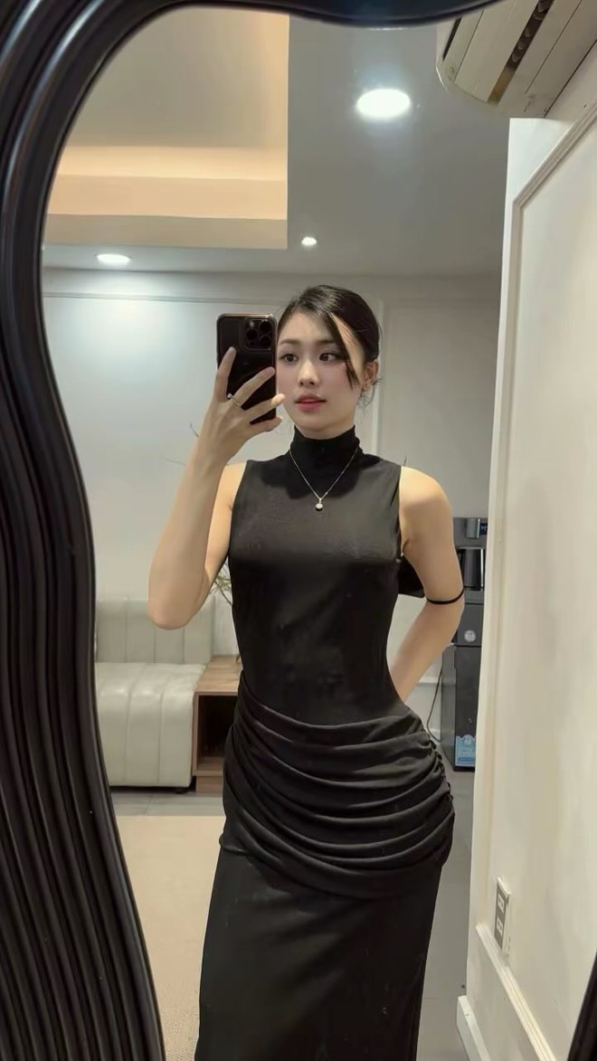 Danh tính cô gái mặc váy xuyên thấu đi chúc Tết gây bùng nổ - Ảnh 6. Danh tính cô gái mặc váy xuyên thấu đi chúc Tết gây bùng nổ - Ảnh 6.