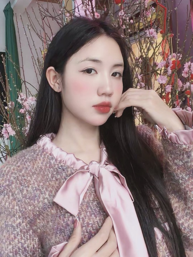 Hotgirl bóng đá Trần Thị Duyên khoe visual xinh đẹp, gây sốt ngày Tết: “Chào Ba, con lên đường đi làm nhiệm vụ Quốc gia” - Ảnh 2.