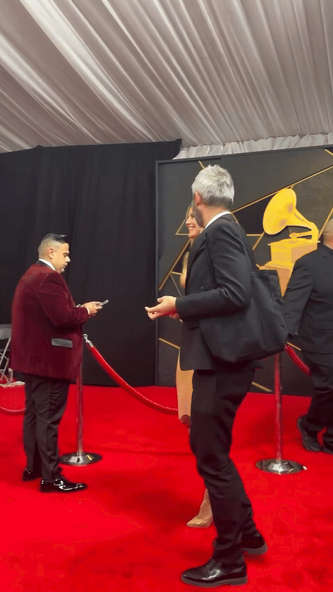 Si&ecirc;u mẫu 52 tuổi g&acirc;y tranh c&atilde;i với v&aacute;y giả khỏa th&acirc;n, đi lại kh&ocirc;ng nổi tại Grammy- Ảnh 3.