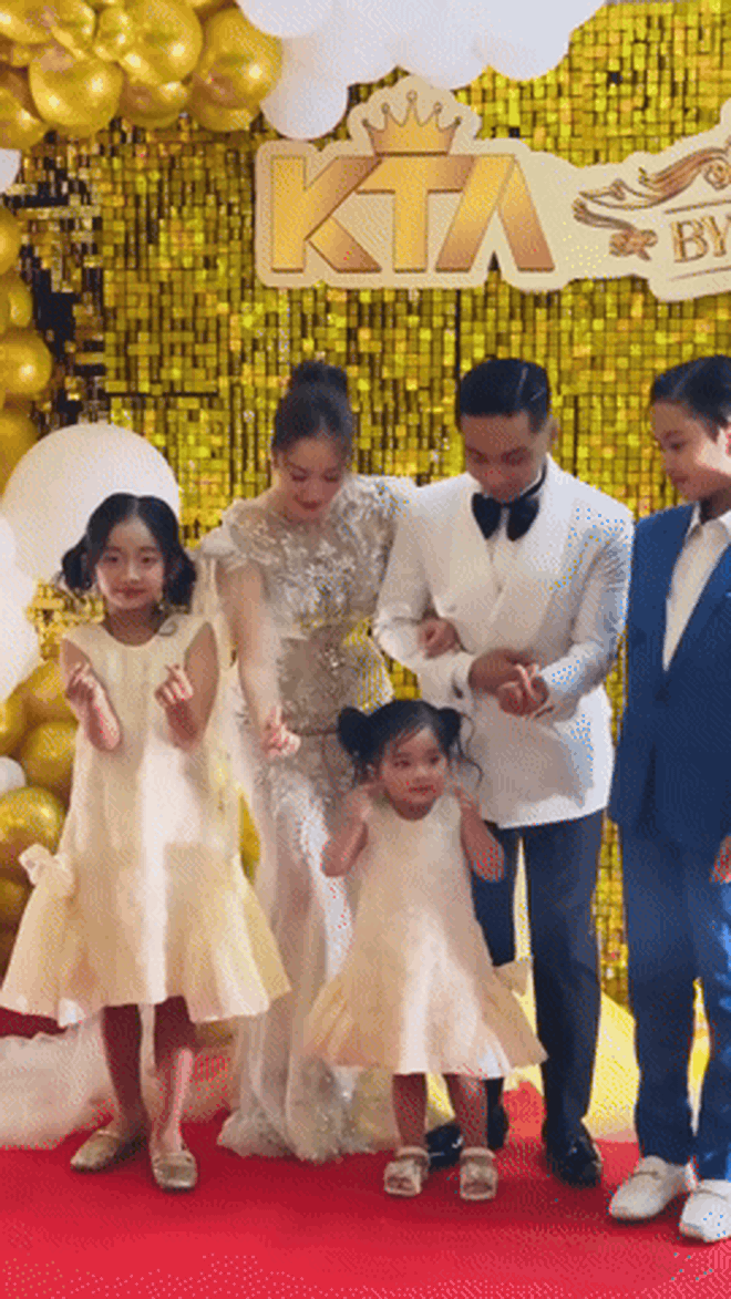 Bé Lisa xinh yêu quá đi, làm 1 hành động cũng khiến netizen giục Khánh Thi - Phan Hiển đẻ thêm, "ngưng thì uổng lắm"- Ảnh 2. Bé Lisa xinh yêu quá đi, làm 1 hành động cũng khiến netizen giục Khánh Thi - Phan Hiển đẻ thêm, "ngưng thì uổng lắm"- Ảnh 2.