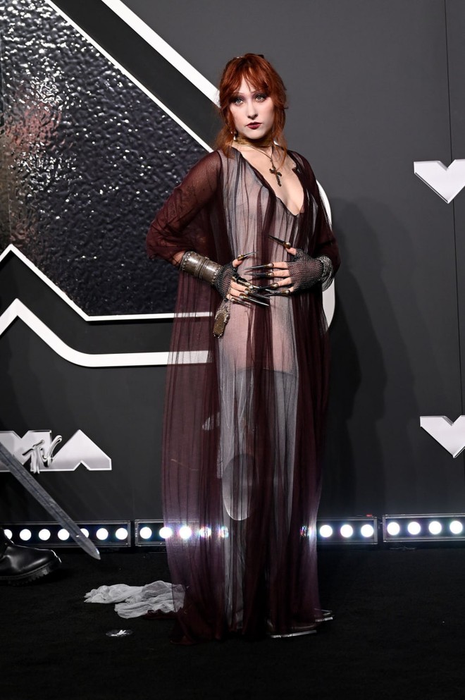 Thảm đỏ Grammy xuất hiện váy khoe thân phản cảm, nản nhất là cách che vòng 1 quá lố lăng- Ảnh 8.