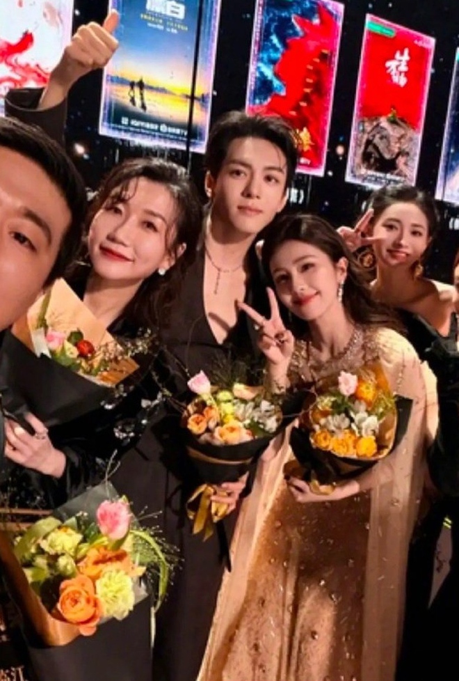 Bắt gặp cặp diễn viên hot nhất năm 2025 "trốn" sang Hàn hẹn hò, nghi từ bạn thân nay đã thành người yêu- Ảnh 4. Bắt gặp cặp diễn viên hot nhất năm 2025 "trốn" sang Hàn hẹn hò, nghi từ bạn thân nay đã thành người yêu- Ảnh 4.