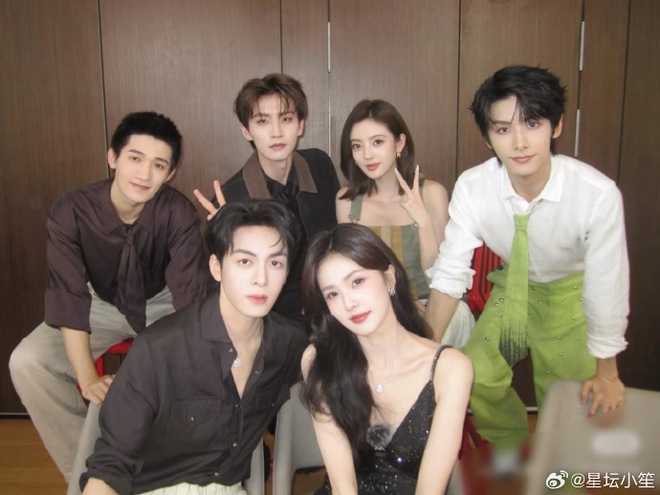 Bắt gặp cặp diễn viên hot nhất năm 2025 "trốn" sang Hàn hẹn hò, nghi từ bạn thân nay đã thành người yêu- Ảnh 6. Bắt gặp cặp diễn viên hot nhất năm 2025 "trốn" sang Hàn hẹn hò, nghi từ bạn thân nay đã thành người yêu- Ảnh 6.