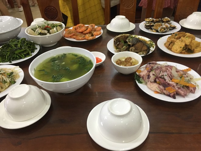 Mùng 7 đi làm trở lại nhưng mùng 10 vẫn ôm laptop và "khai xuân" một mình trong khách sạn ở Huế - Ảnh 5.