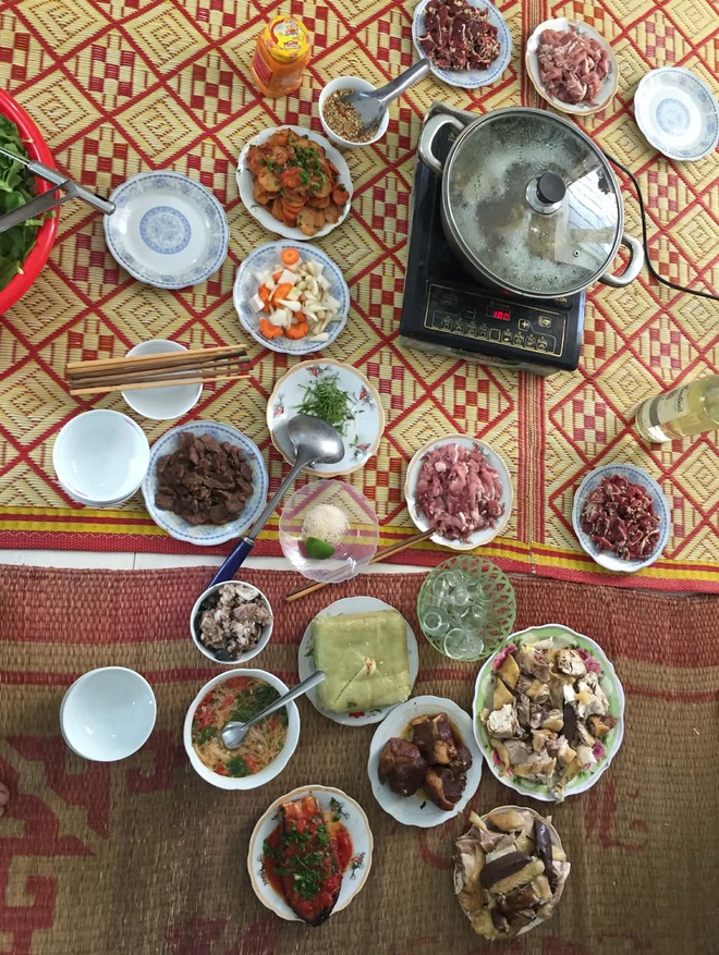 Mùng 7 đi làm trở lại nhưng mùng 10 vẫn ôm laptop và "khai xuân" một mình trong khách sạn ở Huế - Ảnh 3.