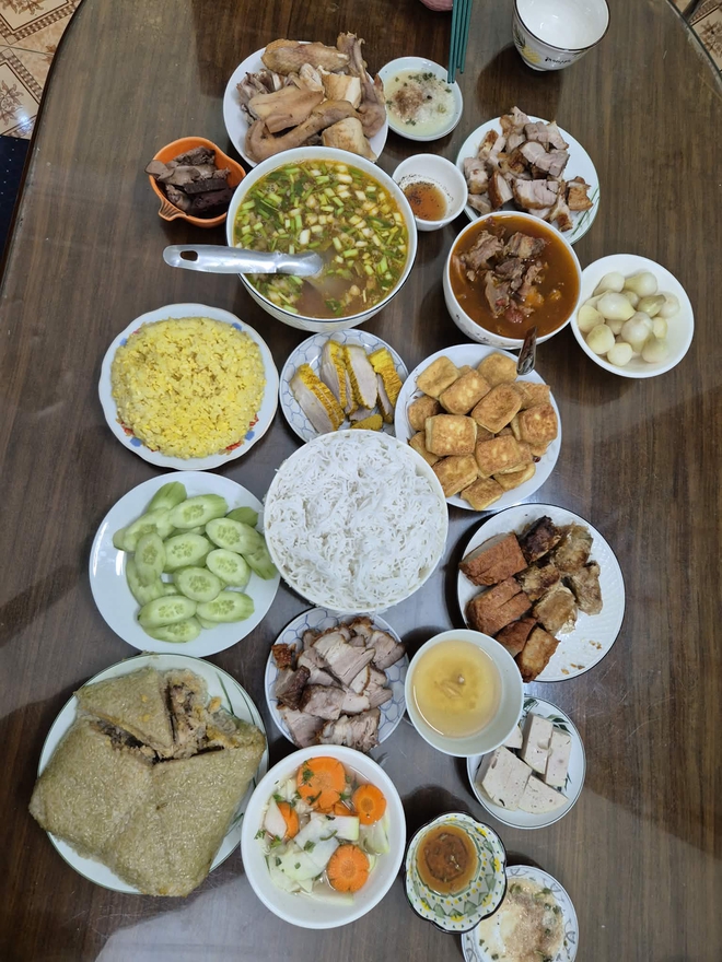 Mùng 7 đi làm trở lại nhưng mùng 10 vẫn ôm laptop và "khai xuân" một mình trong khách sạn ở Huế - Ảnh 4.