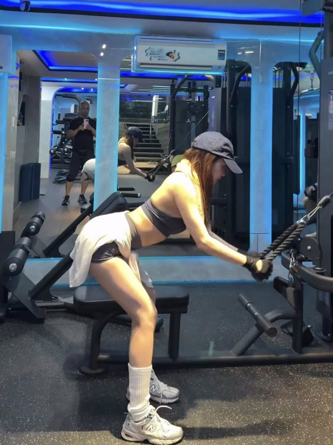 Mỹ nhân quay lưng bước đi để lộ suối tóc dưới nắng, netizen khen hết lời- Ảnh 7.