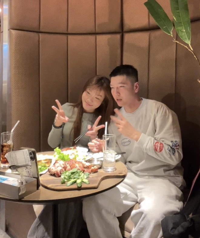 Đầu năm khui “cặp đôi thế kỷ”: Người thất tình nhiều năm yêu người chưa có mối tình đầu, thiệt không ta?- Ảnh 4.