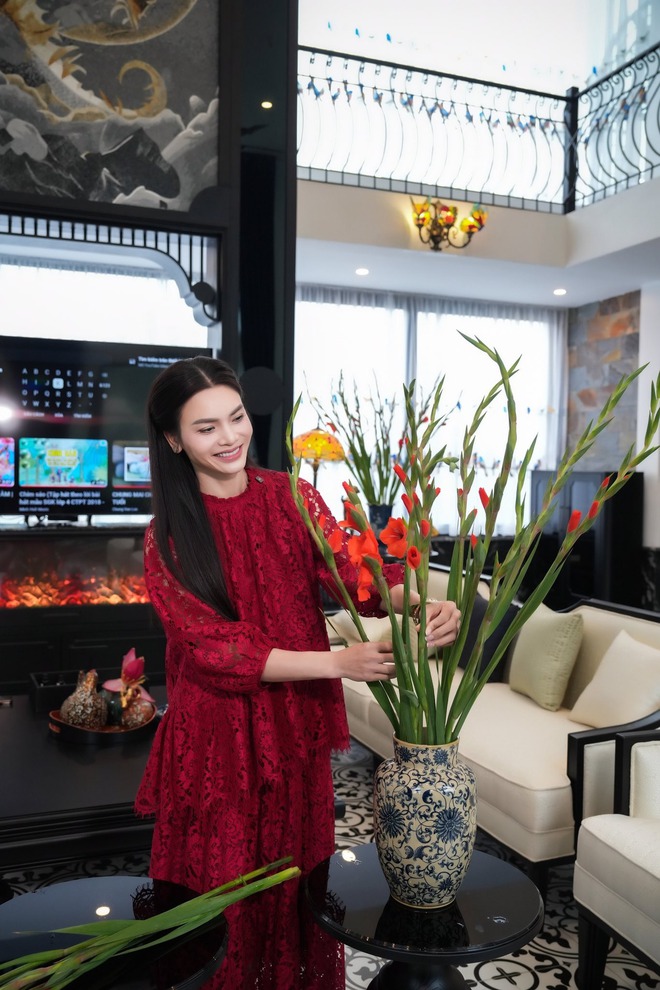 Nữ NSND trẻ nhất Việt Nam đón Tết rực rỡ trong biệt phủ 8000m²- Ảnh 2.