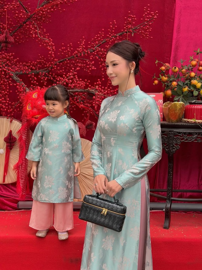 Áo dài Tết 2026 của sao Việt: Toàn thiết kế local brand xinh như mộng, càng ngắm càng say đắm- Ảnh 3. Áo dài Tết 2026 của sao Việt: Toàn thiết kế local brand xinh như mộng, càng ngắm càng say đắm- Ảnh 3.