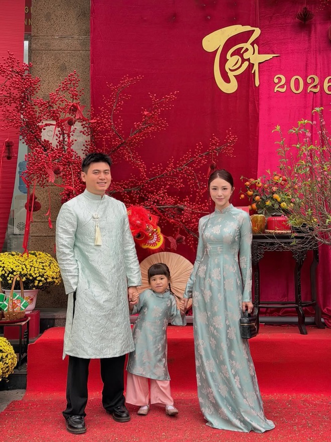 Áo dài Tết 2026 của sao Việt: Toàn thiết kế local brand xinh như mộng, càng ngắm càng say đắm- Ảnh 4. Áo dài Tết 2026 của sao Việt: Toàn thiết kế local brand xinh như mộng, càng ngắm càng say đắm- Ảnh 4.