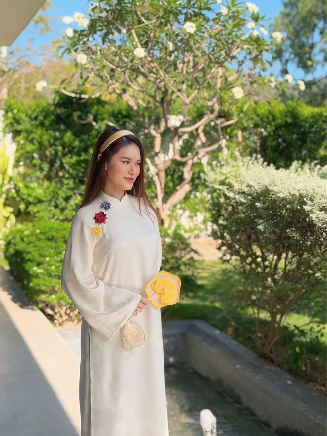 Áo dài Tết 2026 của sao Việt: Toàn thiết kế local brand xinh như mộng, càng ngắm càng say đắm- Ảnh 5. Áo dài Tết 2026 của sao Việt: Toàn thiết kế local brand xinh như mộng, càng ngắm càng say đắm- Ảnh 5.