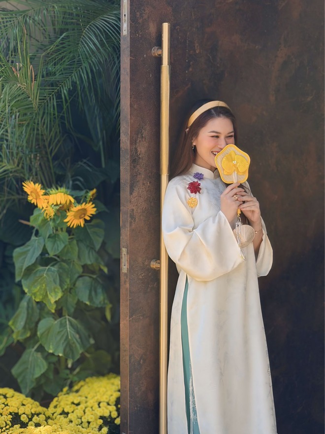 Áo dài Tết 2026 của sao Việt: Toàn thiết kế local brand xinh như mộng, càng ngắm càng say đắm- Ảnh 6. Áo dài Tết 2026 của sao Việt: Toàn thiết kế local brand xinh như mộng, càng ngắm càng say đắm- Ảnh 6.