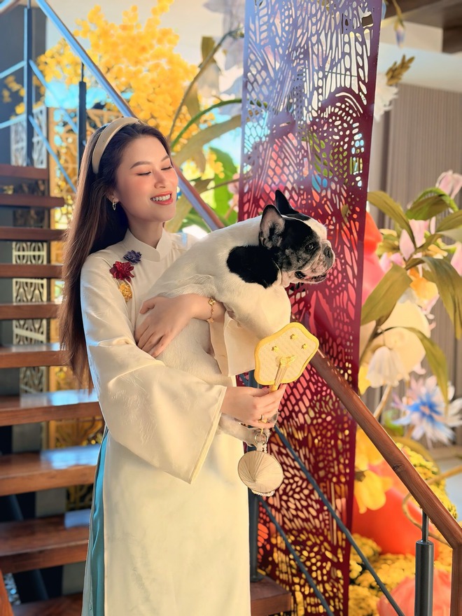 Áo dài Tết 2026 của sao Việt: Toàn thiết kế local brand xinh như mộng, càng ngắm càng say đắm- Ảnh 7. Áo dài Tết 2026 của sao Việt: Toàn thiết kế local brand xinh như mộng, càng ngắm càng say đắm- Ảnh 7.