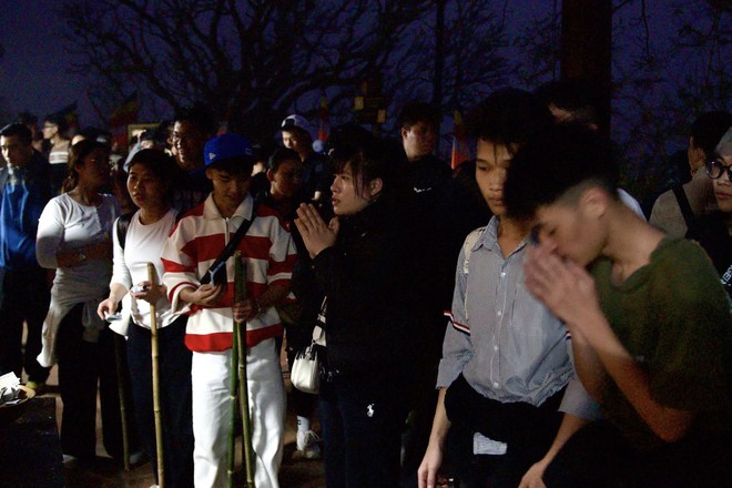 Một nơi kẹt cứng từ 4h sáng: Du khách đông nghịt, ai cũng cầm 1 chiếc gậy trong tay - Ảnh 4.