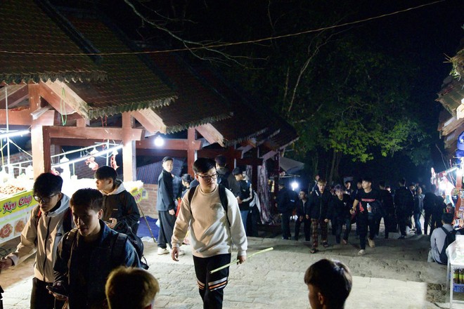 Một nơi kẹt cứng từ 4h sáng: Du khách đông nghịt, ai cũng cầm 1 chiếc gậy trong tay - Ảnh 3.