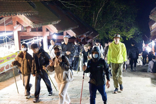 Một nơi kẹt cứng từ 4h sáng: Du khách đông nghịt, ai cũng cầm 1 chiếc gậy trong tay - Ảnh 5.