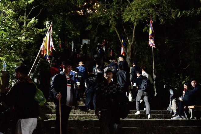 Một nơi kẹt cứng từ 4h sáng: Du khách đông nghịt, ai cũng cầm 1 chiếc gậy trong tay - Ảnh 6.