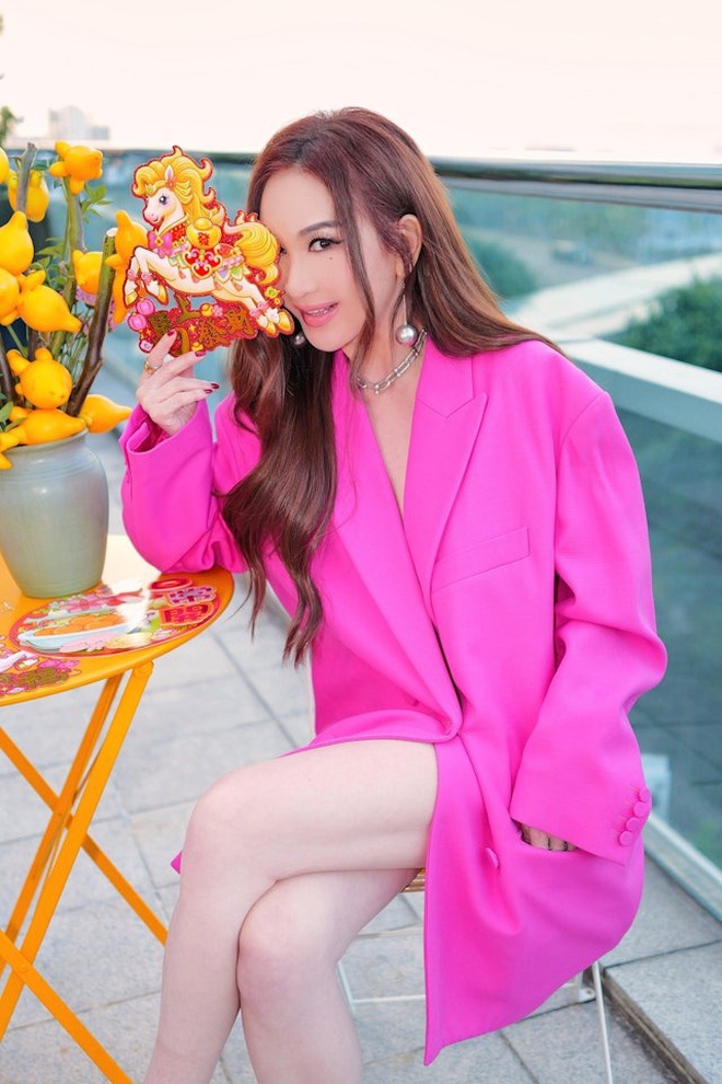 Mỹ nữ tuổi Ngọ "sộp" nhất Tết: Chi mạnh hàng chục tỷ đồng đưa trợ lý, nhân viên đi Bali nghỉ dưỡng xa hoa- Ảnh 1.