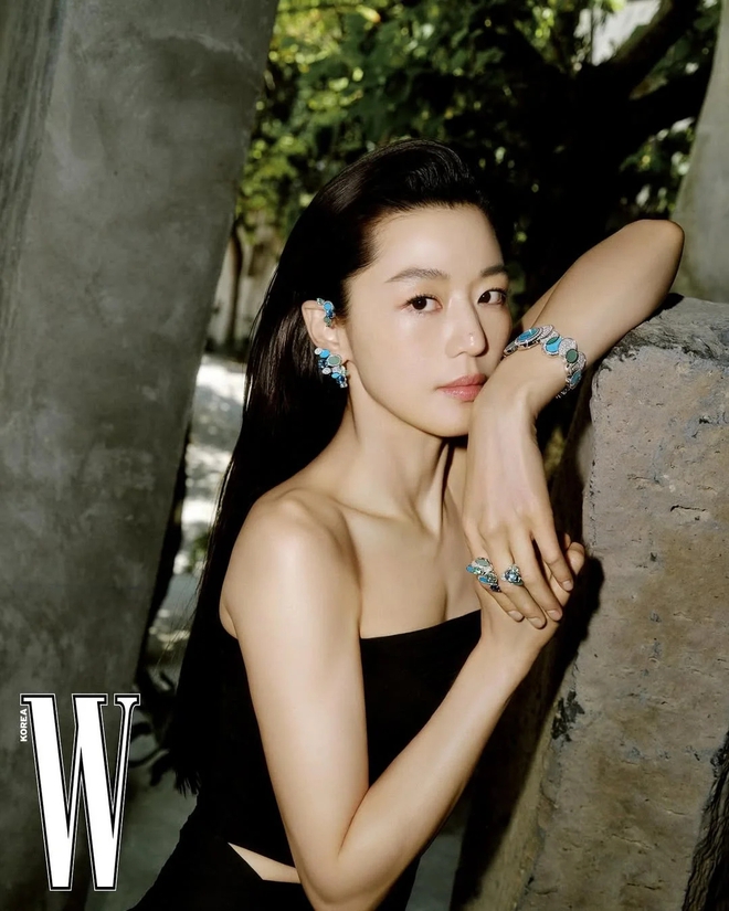 Không thể tin đây là "mợ chảnh" Jeon Ji Hyun ở tuổi 45- Ảnh 5. Không thể tin đây là "mợ chảnh" Jeon Ji Hyun ở tuổi 45- Ảnh 5.