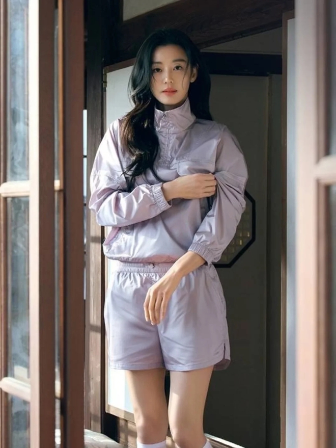 Không thể tin đây là "mợ chảnh" Jeon Ji Hyun ở tuổi 45- Ảnh 4. Không thể tin đây là "mợ chảnh" Jeon Ji Hyun ở tuổi 45- Ảnh 4.