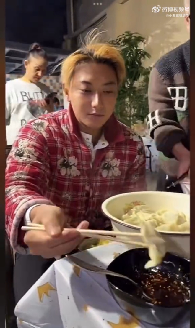 Lộ ảnh "anh sếp" về quê nàng thơ gen Z ăn Tết, diện mạo đời thường suýt nhận không ra- Ảnh 2.