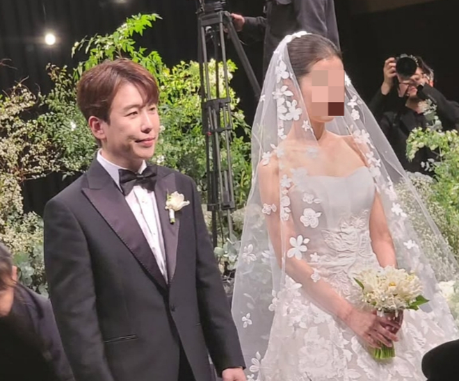 Diễn viên "xấu lạ" cưới vợ kém 9 tuổi, ngờ đâu lại là Hoa hậu đẹp nức tiếng!- Ảnh 2. Diễn viên "xấu lạ" cưới vợ kém 9 tuổi, ngờ đâu lại là Hoa hậu đẹp nức tiếng!- Ảnh 2.