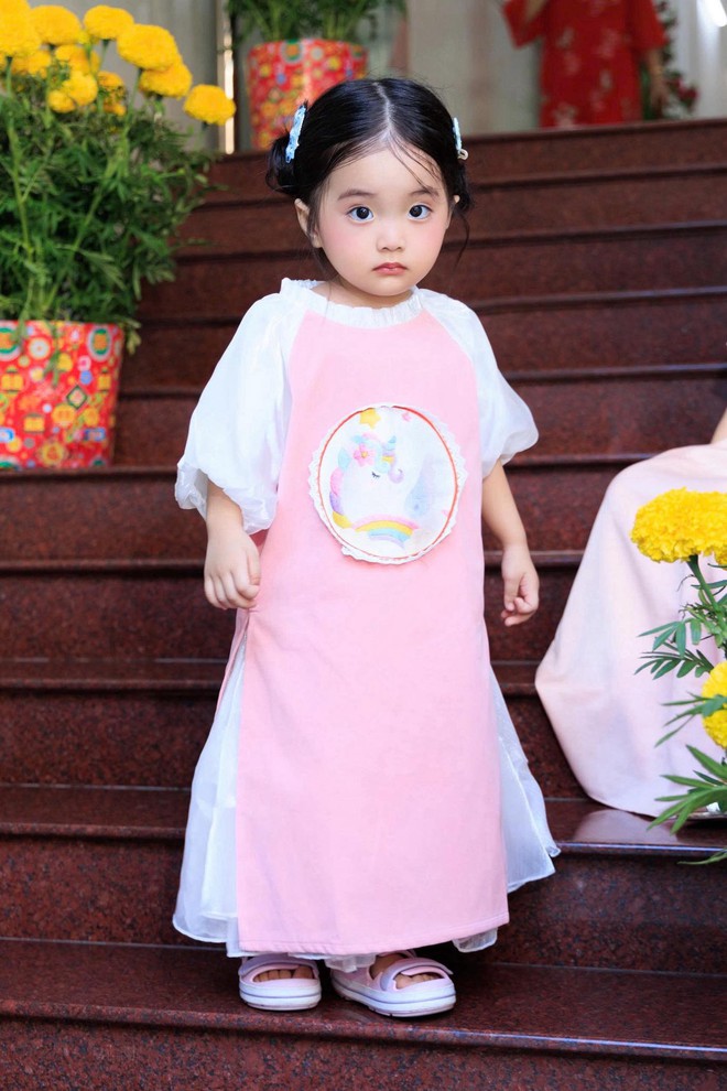 Đừng nhìn Lisa nhà Khánh Thi-Phan Hiển xinh yêu như búp bê mà nhầm, cô nhóc bị phạt vì bắt nạt anh trai đây này! - Ảnh 1.