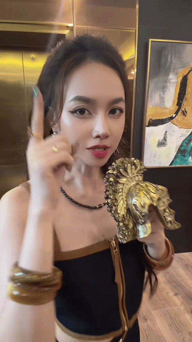 Vợ đạo diễn trăm tỷ khoe visual 20 năm không già nhưng vòng eo mỏng dính mới là tâm điểm- Ảnh 3.