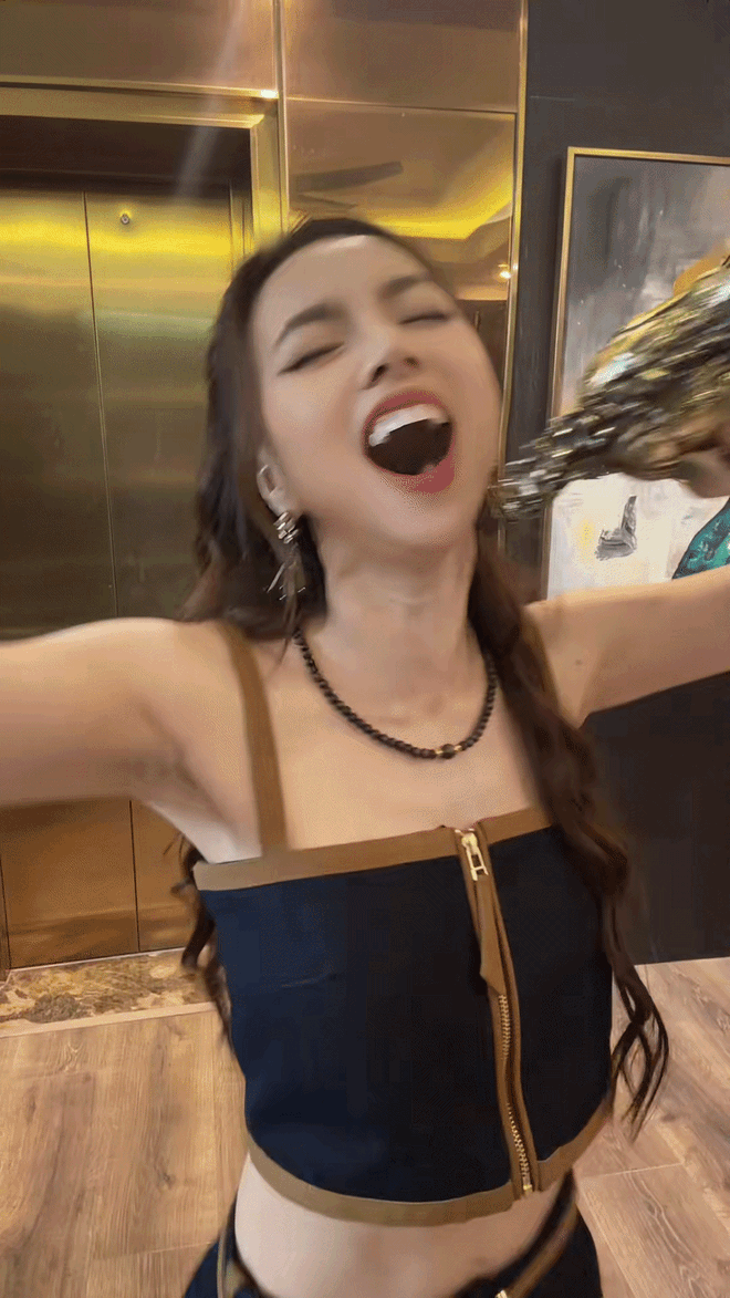 Vợ đạo diễn trăm tỷ khoe visual 20 năm không già nhưng vòng eo mỏng dính mới là tâm điểm- Ảnh 1.