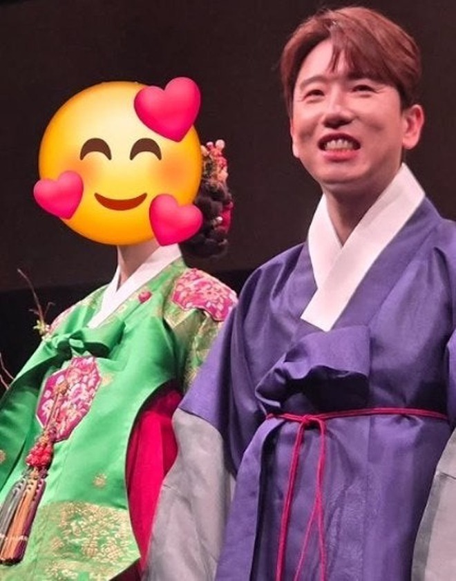 Diễn viên "xấu lạ" cưới vợ kém 9 tuổi, ngờ đâu lại là Hoa hậu đẹp nức tiếng!- Ảnh 1. Diễn viên "xấu lạ" cưới vợ kém 9 tuổi, ngờ đâu lại là Hoa hậu đẹp nức tiếng!- Ảnh 1.