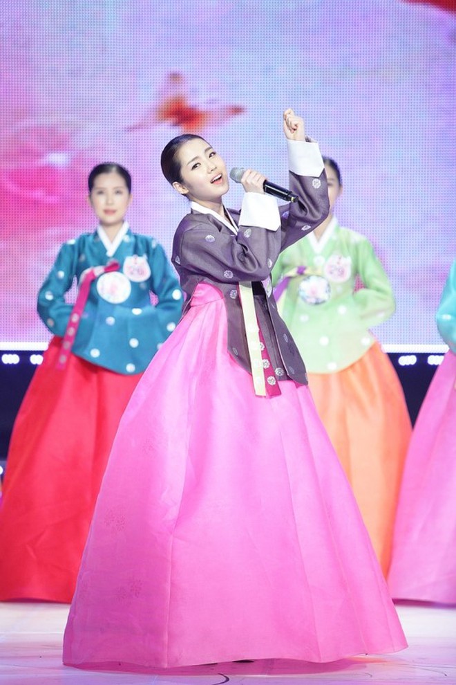 Diễn viên "xấu lạ" cưới vợ kém 9 tuổi, ngờ đâu lại là Hoa hậu đẹp nức tiếng!- Ảnh 3. Diễn viên "xấu lạ" cưới vợ kém 9 tuổi, ngờ đâu lại là Hoa hậu đẹp nức tiếng!- Ảnh 3.