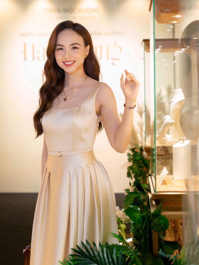 Vợ đạo diễn trăm tỷ khoe visual 20 năm không già nhưng vòng eo mỏng dính mới là tâm điểm- Ảnh 7.