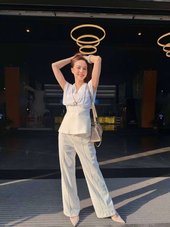 Vợ đạo diễn trăm tỷ khoe visual 20 năm không già nhưng vòng eo mỏng dính mới là tâm điểm- Ảnh 9.