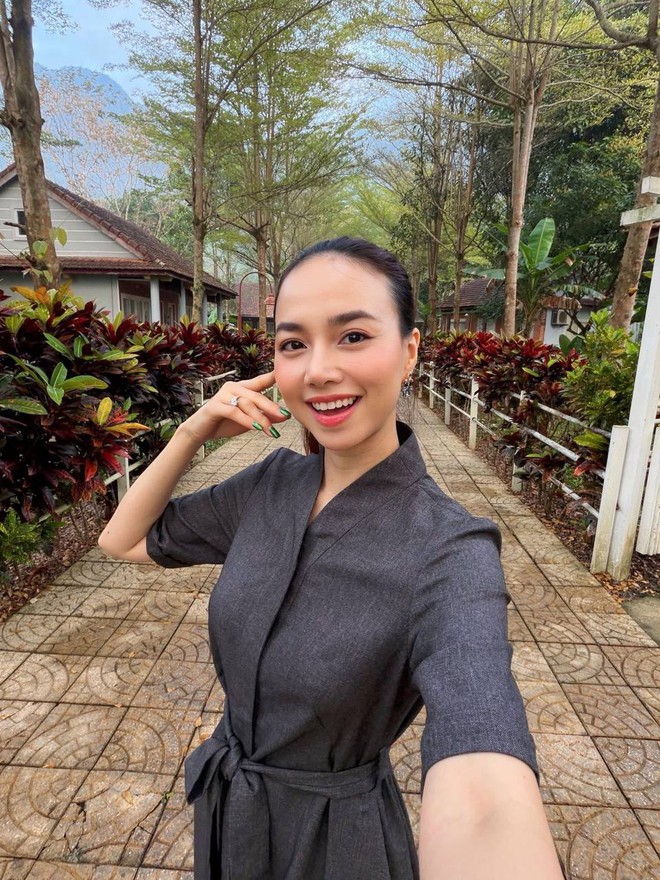 Vợ đạo diễn trăm tỷ khoe visual 20 năm không già nhưng vòng eo mỏng dính mới là tâm điểm- Ảnh 10.